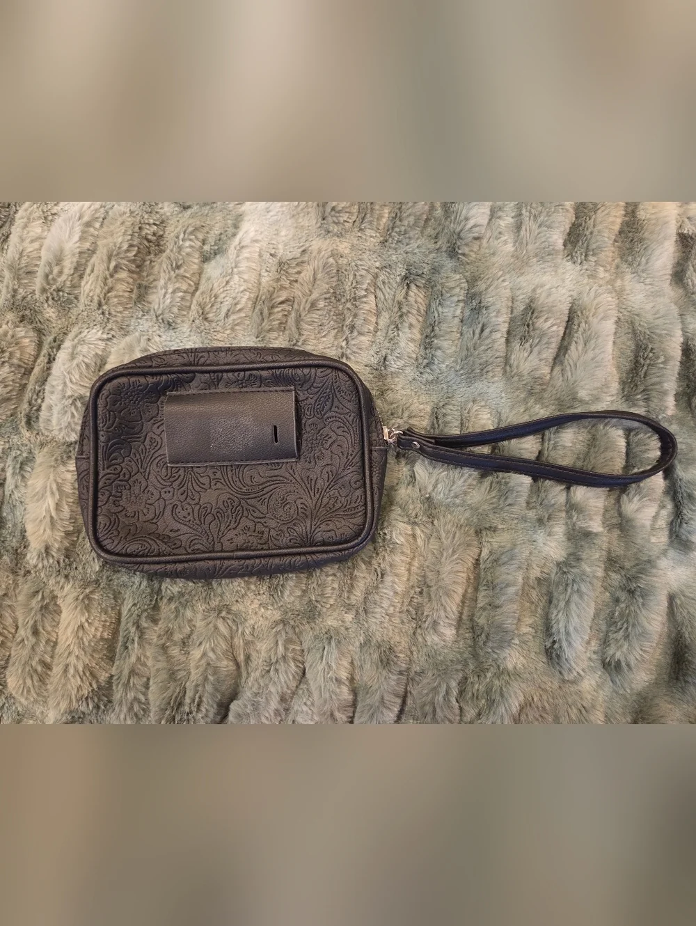 None compact wristlet